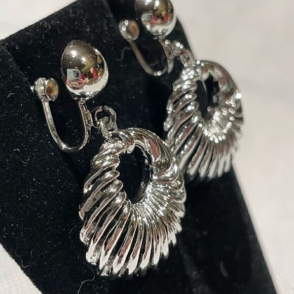 Vintage screw back earrings - Picture 2 of 4